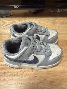 Nike Kids Gray, White and Navy Low-Top Sneakers